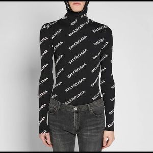 Haute couture Balenciaga
Turtleneck/Hoodie